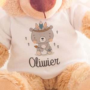 Uroczy pluszowy miś z koszulką, na której umieścimy kolorową grafikę oraz personalizację. Miś idealnie sprawdzi się jako pamiątka z dzieciństwa.