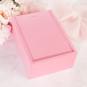 Różowa skrzyneczka na prezent, wykonana z naturalnego drewna. Wewnątrz pudełka możecie umieścić dowolną zawartość.