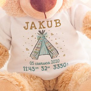 Miś z personalizowaną koszulką to wyjątkowy przyjaciel dla dziecka. Na koszulce umieścimy grafikę indiańskiego wigwamu oraz imię dziecka z metryczką .