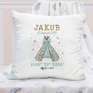 Poduszka w kolorze białym z nadrukiem niebieskiego wigwamu indiańskiego. Kwadratowa poduszka zawiera metryczkę z danymi dziecka z dnia urodzenia oraz jego imię.