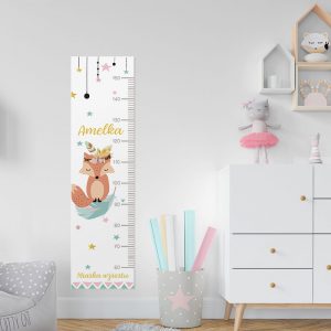 Miarka wzrostu dla dziecka. Na środku umieszczony lisek oraz imię dziecka. Miarka ma pastelowe kolory, a wokół liska umieszczone są kolorowe gwiazdki.