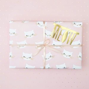 Papier do pakowania prezentów z motywem kotka, całość zachowana jest w różowej kolorystyce. Dekoracyjny papier pozwoli w efektowny sposób zapakować prezent.