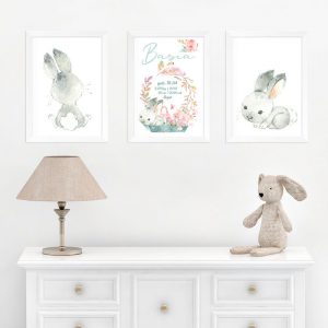 Efektowna dekoracja do pokoju dziecka w postaci zestawu plakatów. Udekorowane są grafiką króliczka, całość zachowana jest w jasnej i pastelowej kolorystyce.