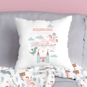 Zestaw z kolekcji Bajkowe Królestwo - kocyk niemowlęcy i dekoracyjna poduszka. Jasne tło uzupełniają pastelowe zdobienia dla małej księżniczki.