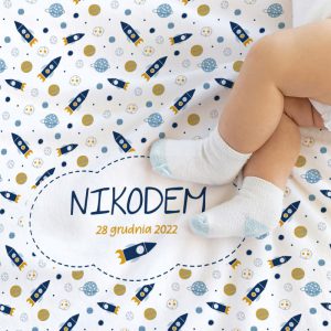 Personalizowany kocyk dla niemowlaka z jego imieniem to piękny i niezwykły dodatek. Kocyk wzbogacony jest o kosmiczną grafikę.