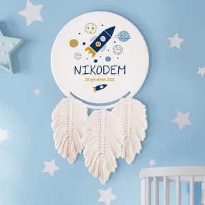 Łapacz snów wzbogacony o grafikę z kosmicznym motywem. Efektowna dekoracja wisząca do pokoju chłopca.
