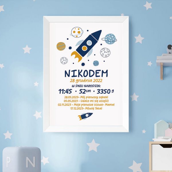 Plakat dekoracyjny z okazji narodzin dziecka. Na białym tle jest grafika lecącej między planetami rakieta kosmiczna. Na dole miejsce na imię dziecka, metrykę urodzenia i osiągnięcia dziecka.