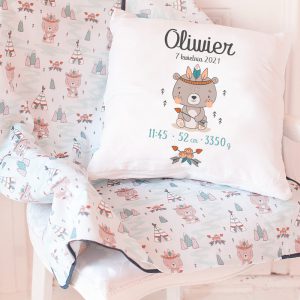 Personalizowana poduszka dekoracyjna z imieniem dziecka. Idealnie sprawdzi się jako dekoracja w pokoju maluszka.