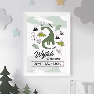 Dekoracyjny plakat z metryką urodzenia dziecka i grafiką dinozaurów. Plakat w zestawie z białą, drewnianą ramką.