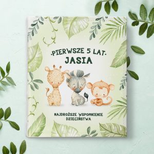 Pamiątkowy album do zdjęć dziecka. Na białej okładce ze sztucznej skóry barwna grafika zielonej dżungli, pośrodku trzy zwierzaki oraz personalizacja.