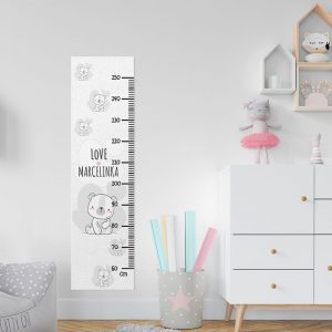 Personalizowana miarka wzrostu z imieniem dziecka. Na niej znajduje się grafika, która przedstawia uroczego misia.