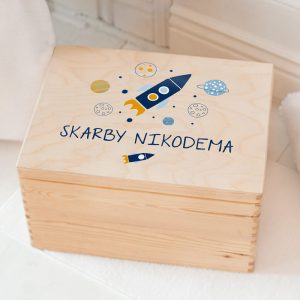 Dekoracyjna skrzynia na zabawki z motywem Kosmicznych Przygód na wieku oraz z imieniem dziecka.