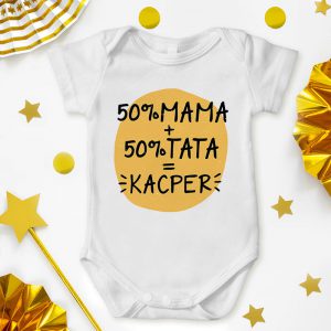 Body z imieniem dziecka w białym kolorze, posiada specjalne zatrzaski. Praktyczny prezent dla maluszka na narodziny.