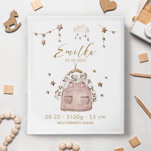 Album na zdjęcia posiada grafikę w stylu boho. Okładka zachowana jest w jasnej kolorystyce. Album posiada personalizowany charakter.