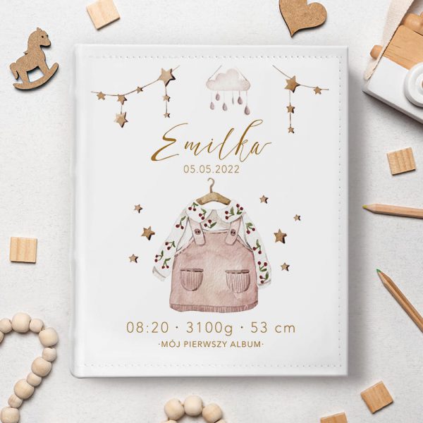 Album na zdjęcia posiada grafikę w stylu boho. Okładka zachowana jest w jasnej kolorystyce. Album posiada personalizowany charakter.