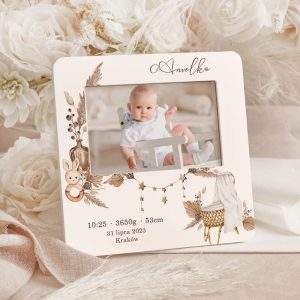 Personalizowana ramka na zdjęcie dziecka. Na powierzchni ramki widnieje grafika w stylu boho.