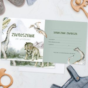 Uniwersalne zaproszenia na urodzinki dziecka. Posiadają piękny wzór graficzny z dinozaurami.