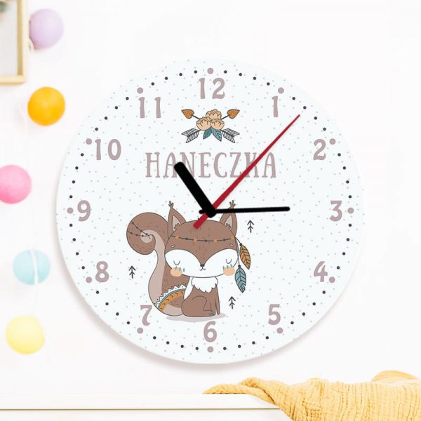 Zegar na ścianę z personalizowaną dekoracją na tarczy w formie uroczej wiewiórki i imienia dziecka