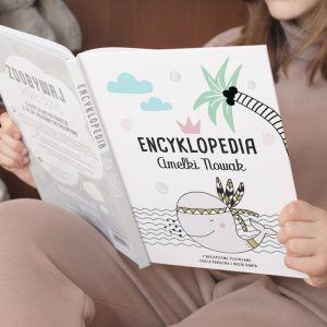 Wnętrze encyklopedii z kolorowymi grafikami i ciekawymi treściami.