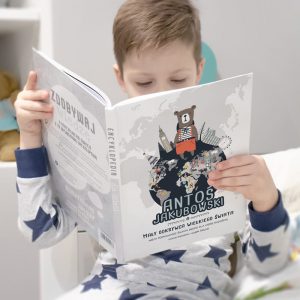 775 W środku encyklopedii znajdują się kolorowe obrazki i lustracje.