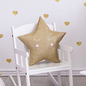 Dekoracyjna poduszka dla dziecka w postaci uroczej gwiazdki. Idealnie sprawdzi się jako dekoracja do dziecięcego pokoiku.