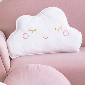 Efektowna dekoracja do pokoju dziecka w postaci poduszeczki w kształcie chmurki.