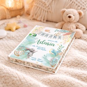 bajeczki-z-kolorowymi-brzegami-dla-dziecka Książka z bajkami dla Adasia leżąca na jasnym kocyku, obok znajduje się pluszowy miś; okładka książki zdobiona ilustracjami zwierząt i kolorowymi roślinami.