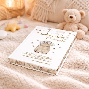 Książka zatytułowana 'Bajkowy Świat Dominika' leży na jasnym, miękkim tle z pluszowym misiem obok, otoczona delikatnymi dekoracjami w postaci gwiazdek i kwiatów.