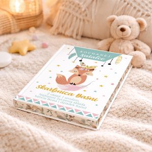 bajki-dla-dziecka-z-imieniem-i-podpisem-ozdobne-brzegi Książka z kolorową okładką przedstawiającą lisa, tytuł "Skarbnica Baśni" na powłóczystym tle. Obok pluszowy miś.