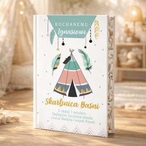 Okładka książki z kolorowym rysunkiem tipi i wizerunkiem piór. Na górze znajduje się napis 'Kochanemu Ignasiowi', a poniżej tytuł 'Skarbnica Baśni' z dedykacją z okazji 1. urodzin. W tle widoczna jasna, stonowana przestrzeń z naturalnymi elementami.