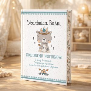 Książka "Skarbnica Baśni" z ilustracją misia w koronie i napisem dedykacyjnym dla Wójcika z okazji urodzin.