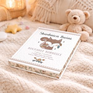 bajki-z-imieniem-dla-dziecka Książeczka „Kochanek Kornelec” w ozdobnym opakowaniu, leży na miękkim kocu obok pluszowego misia i dekoracyjnych gwiazdek.