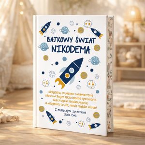 Książka z tytułem "Bajkowy świat Nikodema" z kolorowymi ilustracjami rakiety i planet oraz życzeniami dla Nikodema.