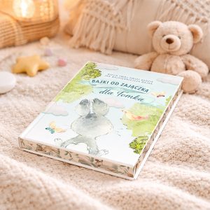 bajki-z-zajaczkiem-na-okladce-ozdobne-brzegi Książka zatytułowana "Bajki od Zajaczka dla Tomka" z ilustracją zająca w otoczeniu zieleni, leży na jasnej teksturze podłoża.