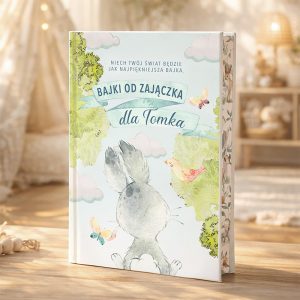 Książka "Bajki od zajączka dla Tomka" z ilustracją zajączka na okładce, otoczona delikatnymi zieleniami i motylami.