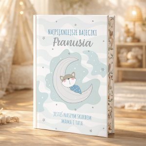 Okładka książki z tytułem 'Najpiękniejsze bajeczki Franusia', przedstawiająca śpiącego psiaka owiniętego w niebieską kołderkę na księżycu, z delikatnym tłem w odcieniach błękitu i białego, oraz napisem 'Jesteś naszym skarbem Mama i Tata'.