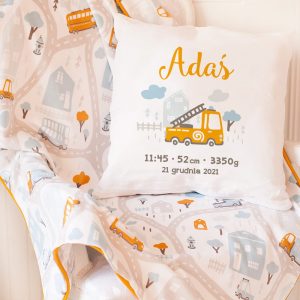 Personalizowana poduszka do pokoju dziecka z piękną grafiką strażackiego wozu. Idealnie sprawdzi się jako element dekoracyjny w dziecięcym pokoju.