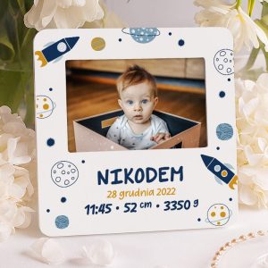 Biała ramka z personalizacją na fotografie. Oryginalny prezent i dekoracja do pokoju dziecka.