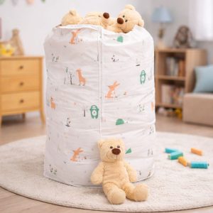 Kosz na zabawki wypełniony pluszowymi misiami, z jednym misiem siedzącym na podłodze obok kosza, w przytulnym pokoju.