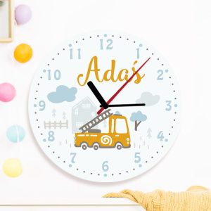 Zegar szklany to piękna dekoracja do pokoju dziecka. Personalizowany zegar udekorowany jest grafiką strażackiego wozu.