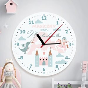 Uroczy zegar z grafiką z kolekcji Bajkowe Królestwo. Idealnie sprawdzi się jako dekoracja wisząca w pokoju dziewczynki.