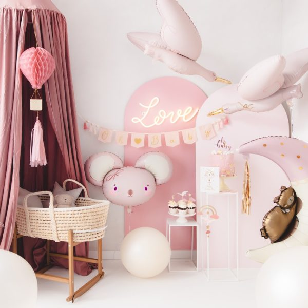 Dekoracja wnętrza w różowej kolorystyce. Foliowe balony dekoracyjne