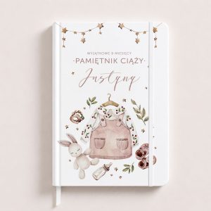 Biała okładka notesu z napisem "PAMIĘTNIK CIĄŻY Justyny", ozdobiona ilustracjami dziecięcych akcesoriów i gwiazdek.