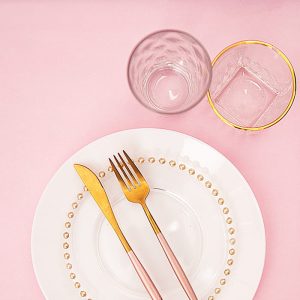 Różowy obrus papierowy jako dekoracja stołu
