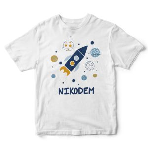 Biała koszulka z motywem kosmosu i imieniem dziecka.