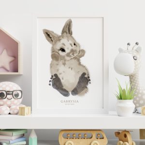 Plakat na odcisk stopy dziecka. Na plakacie znajduje się wizerunek królika.