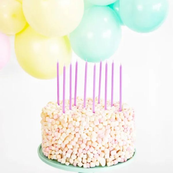 Fioletowe świeczki na urodziny dziecka. Dekoracja tortu.