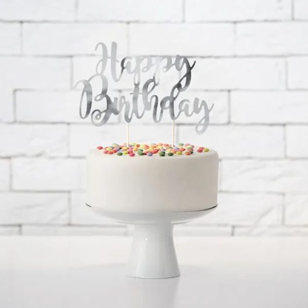 Srebrny topper na tort urodzinowy.