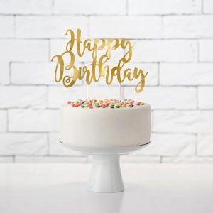Złoty topper w postaci napisu Happy Birthday