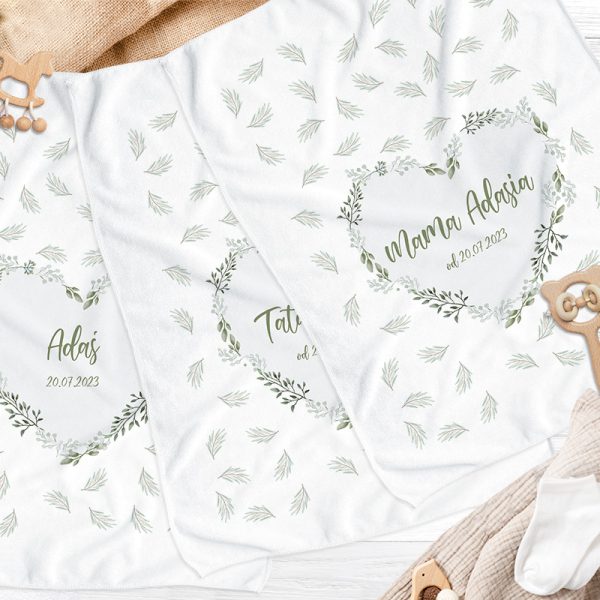 Zestaw ręczników z imieniem dziecka i datą jego narodzin, komplet zawiera podpisy i wzorek w zielone listki
